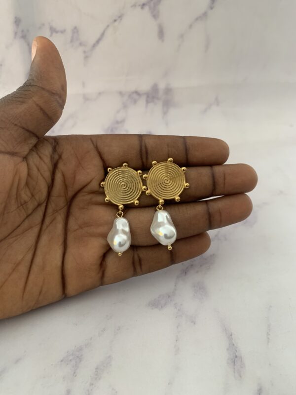 REMI PEARL EARRING