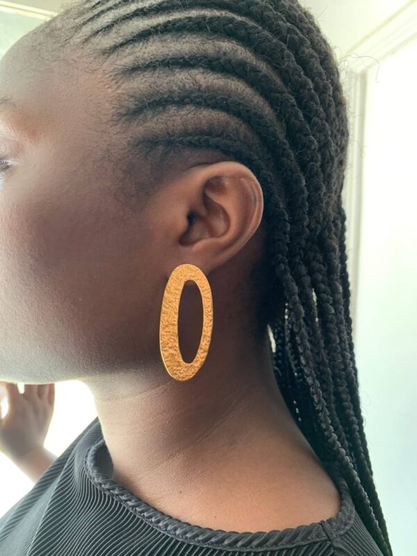 ELONGATED OVAL EARRING - Image 2