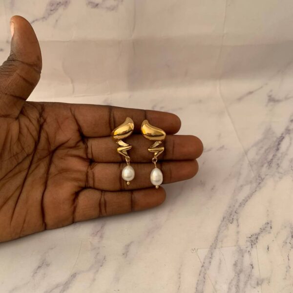 UNIQUE PEARL EARRING