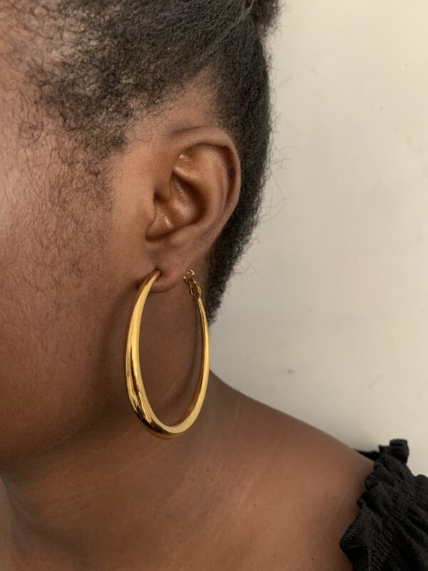 CLASSIC 2 HOOP GOLD EARRING - Image 2