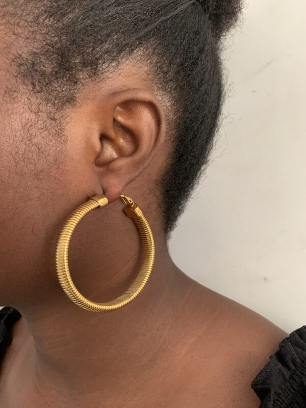 CHUNK AMARA HOOP EARRING - Image 2