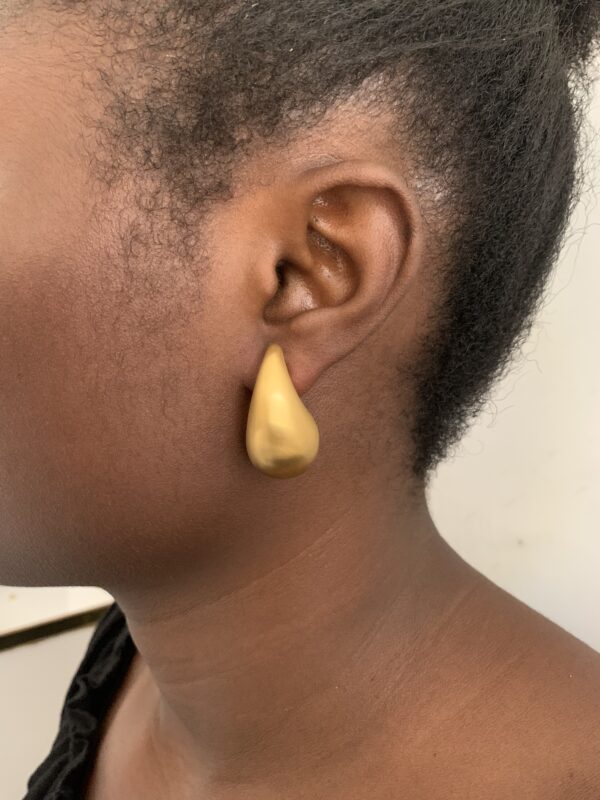 MATTE LIGHTWEIGHT TEARDROP EARRING - Image 2