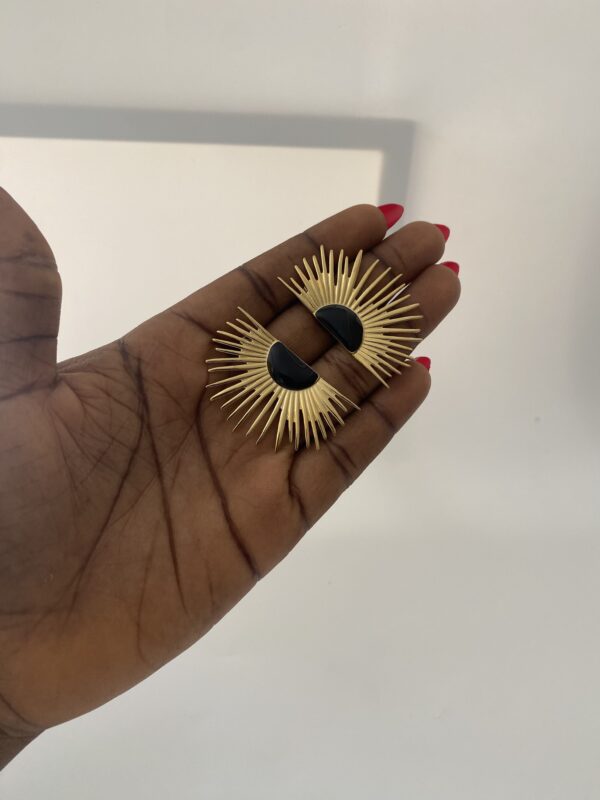 BLACK TOBI EARRING