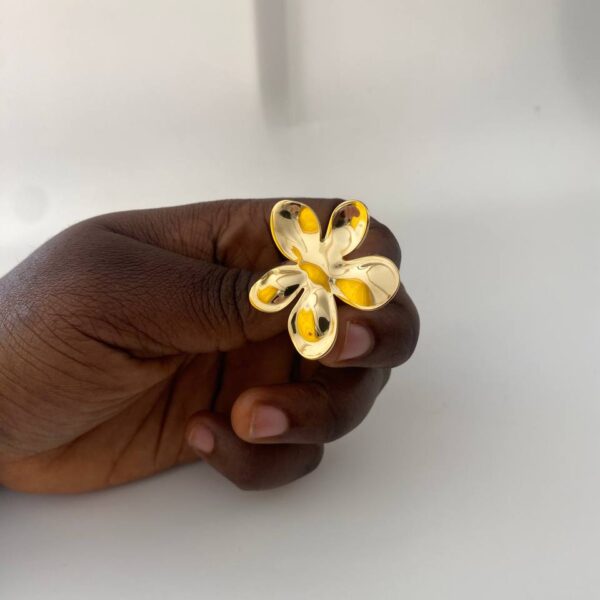 PETAL BROOCH