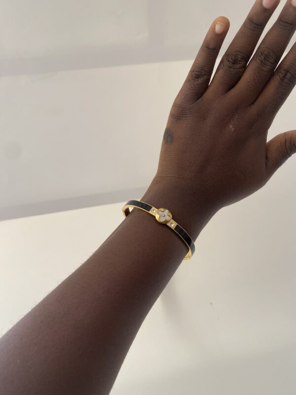 ONE CLOVE BLACK BANGLE