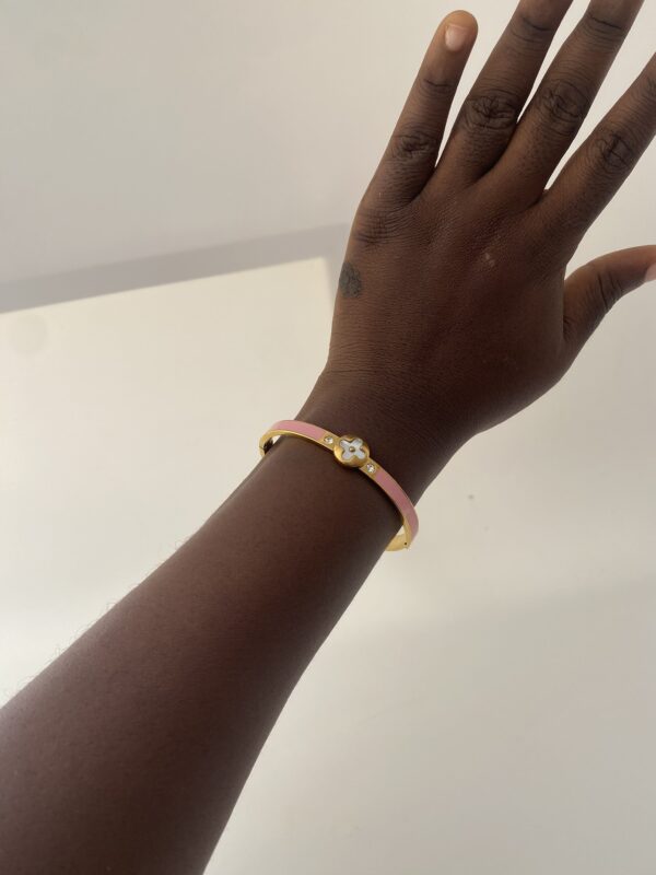 ONE CLOVE PINK BANGLE