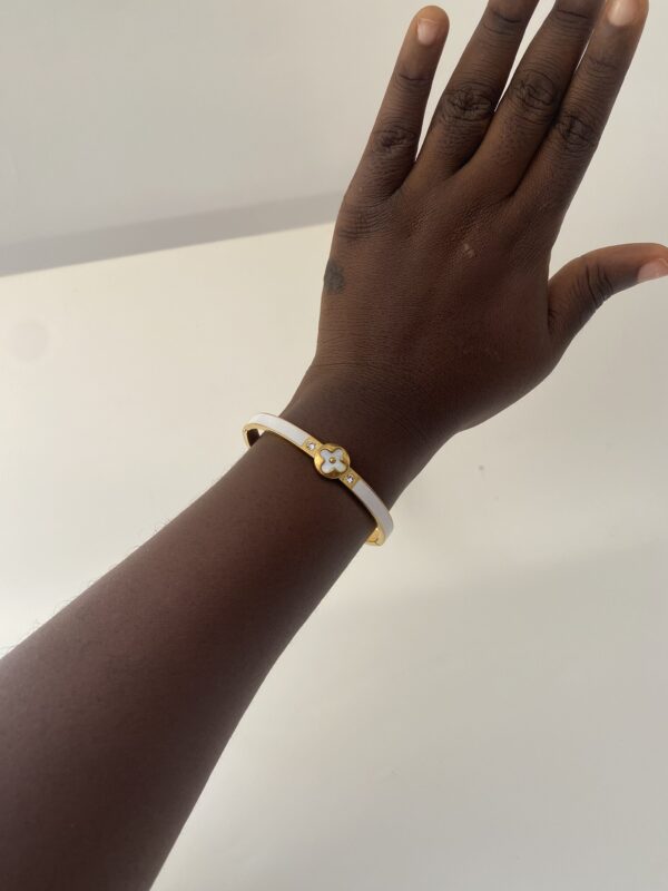 ONE CLOVE WHITE BANGLE