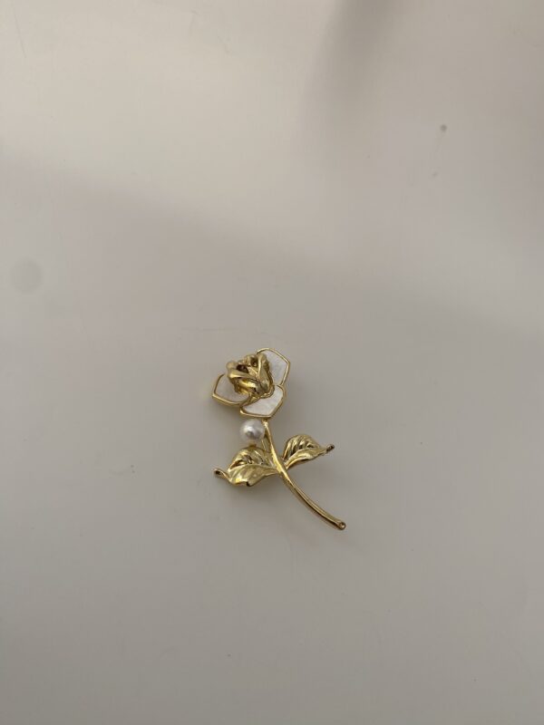 WHITE FLORAL BROOCH - Image 2