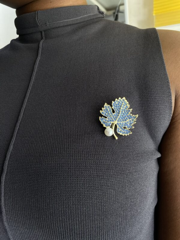 PEARLED MAPPLE BLUE BROOCH