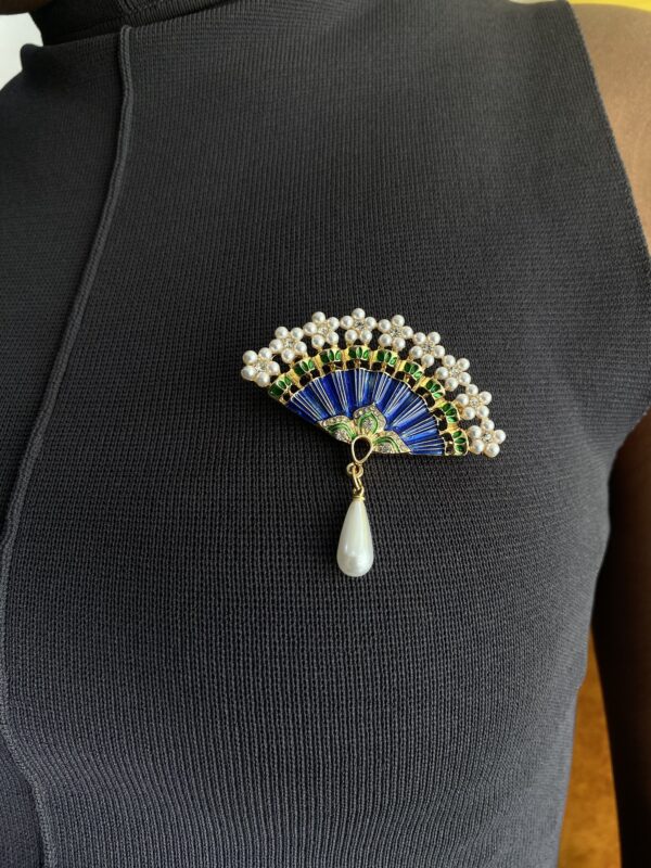 HAND FAN BROOCH