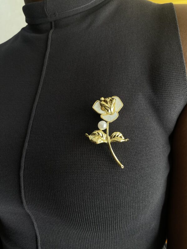 WHITE FLORAL BROOCH