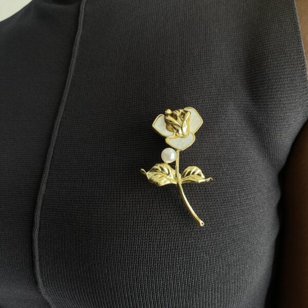 WHITE FLORAL BROOCH