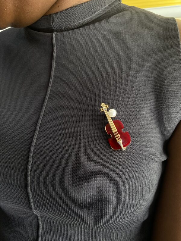 GUITER BROOCH