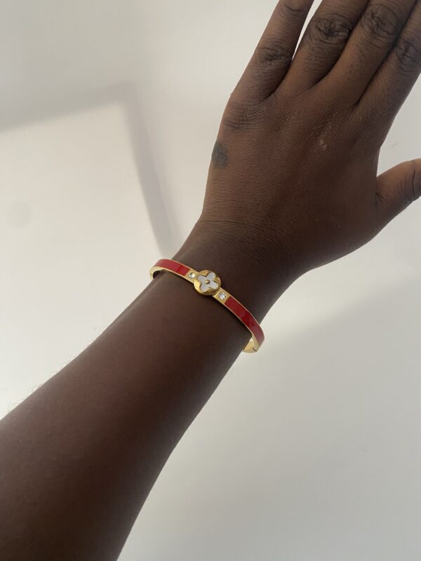 ONE CLOVE RED BANGLE