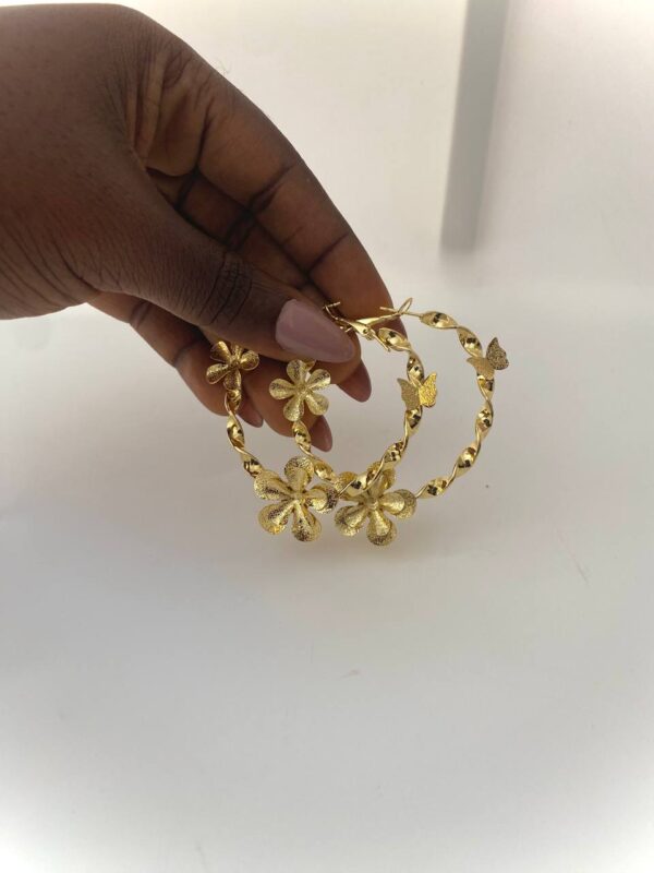 CHUNK PETAL HOOP EARRING