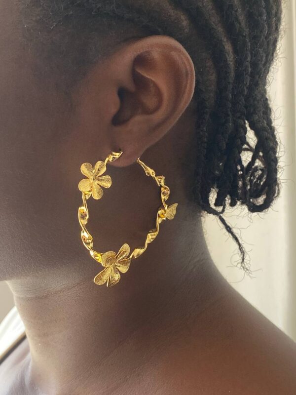 CHUNK PETAL HOOP EARRING - Image 2