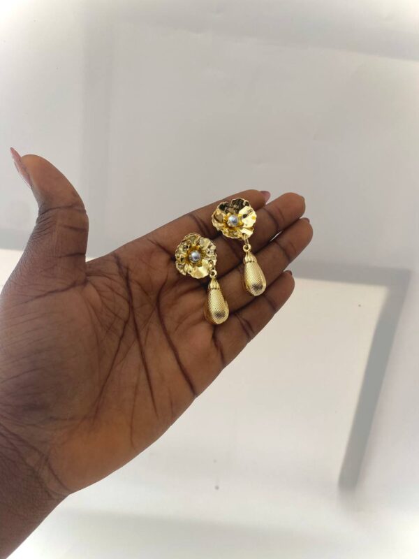 POP EARRING