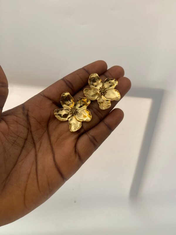 ROUGH PETAL EARRING