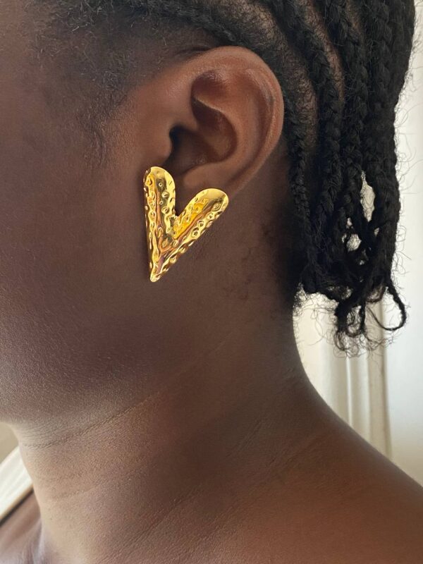 TEXTURED V EARRING - Image 2