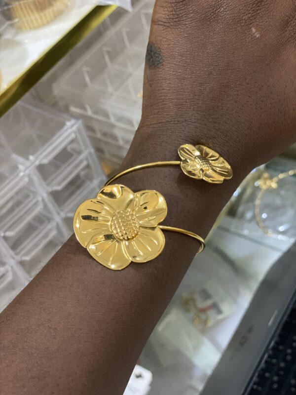 ROUND PETAL CUFF BANGLE