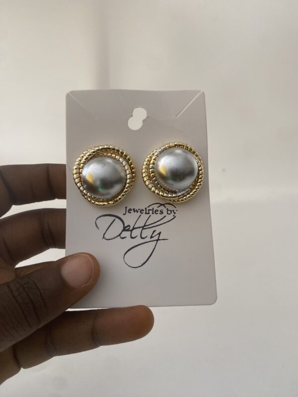 PEARLED UGANDA EARING