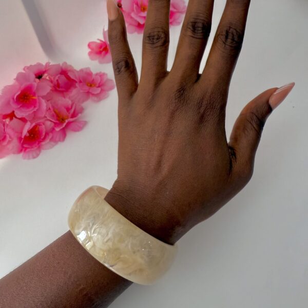 BOLD CREAM BANGLE