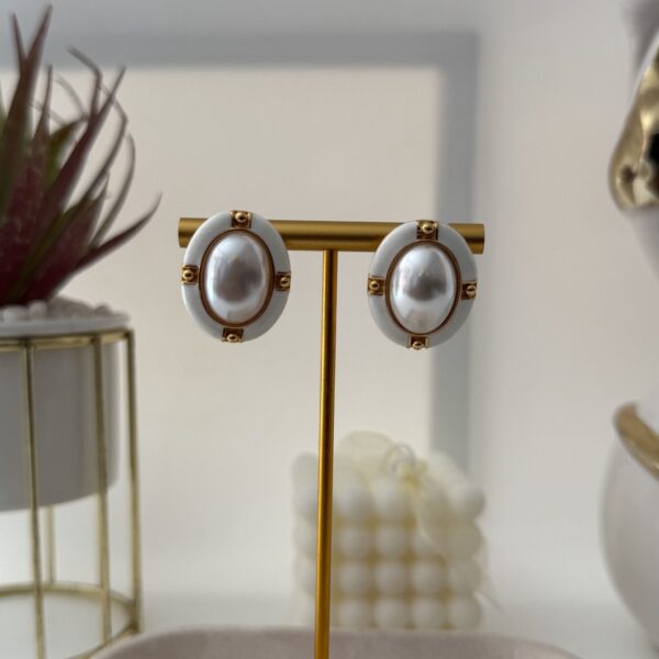 WHITE PEARL EARRING