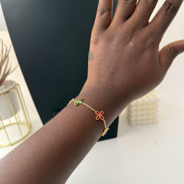 RED GREEN PETAL CLOVE BRACLET