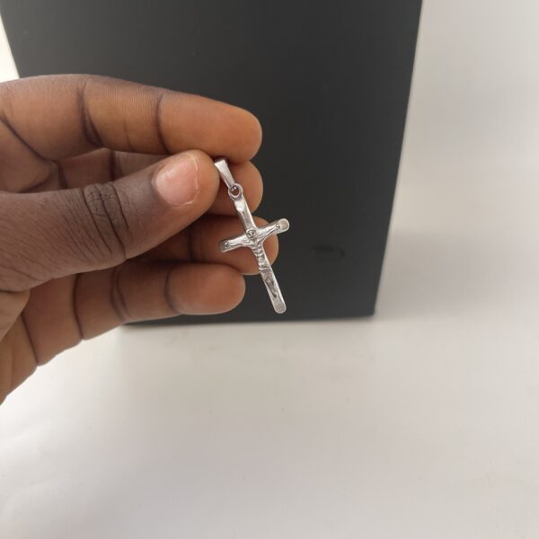 SILVER CRUCIFIX PENDANT