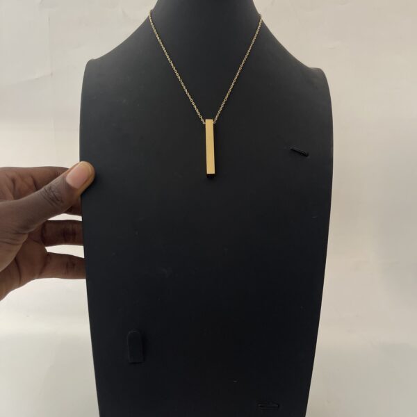 ENGRAVE GOLD CUBOID NECKLACE