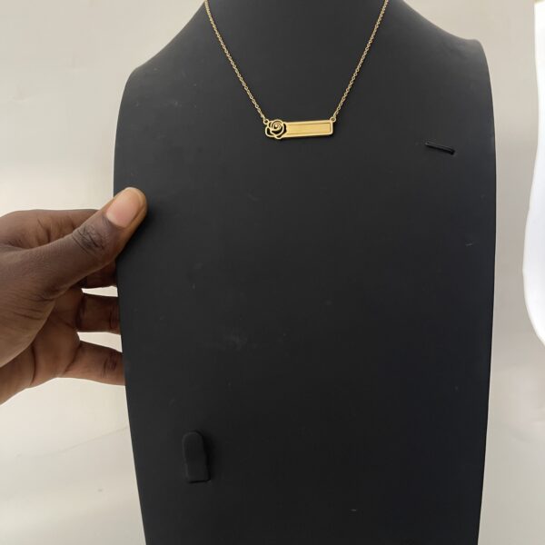 SIDE ROSE ENGRAVE NECKLACE